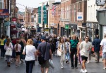 UK fashion sales gain from heatwave, but retail growth slows in June